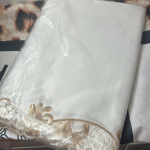 Brand  new table cover - Picture 2 of 3